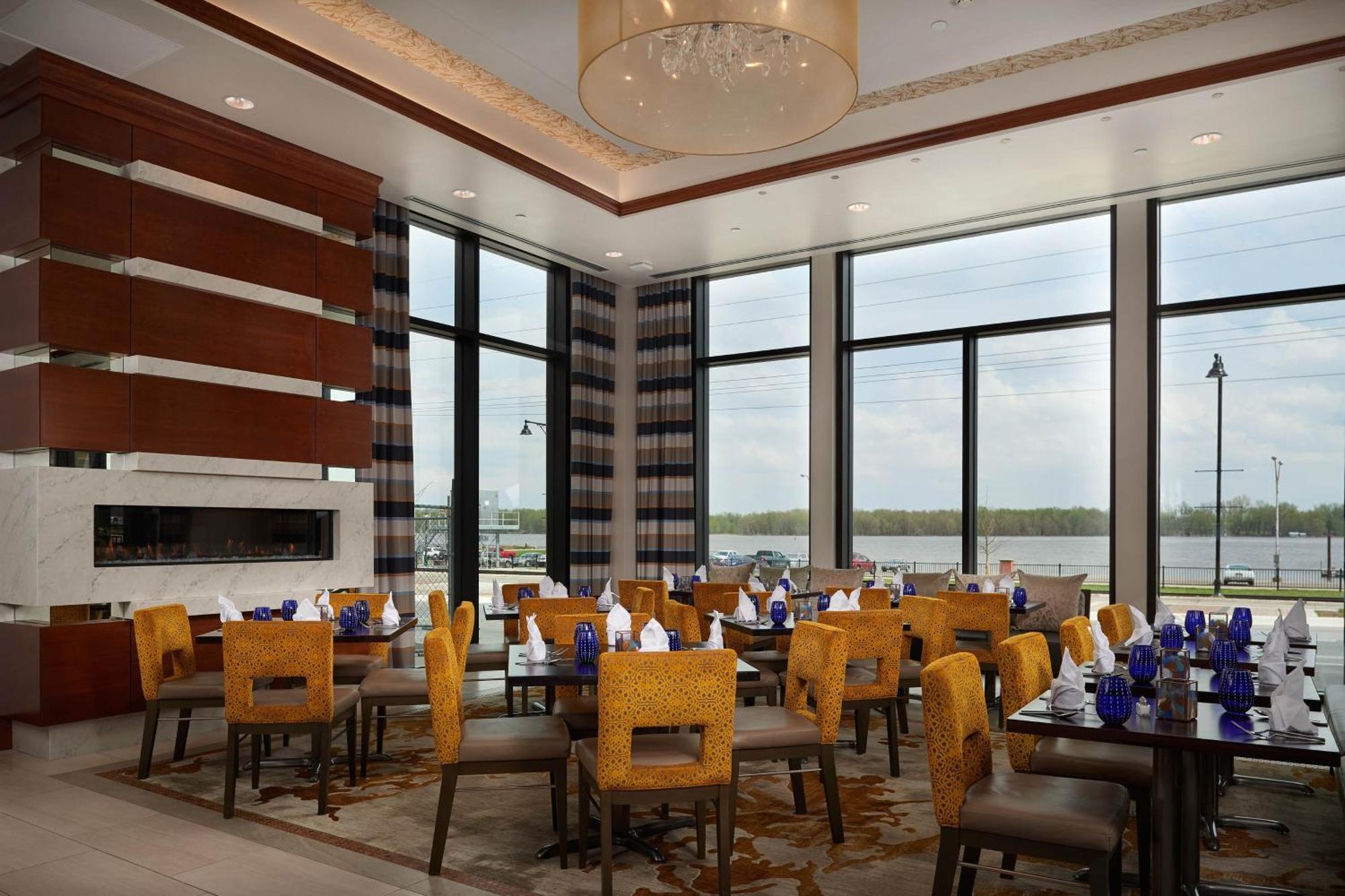 The Merrill Hotel & Conference Center, Muscatine, A Tribute Portfolio Hotel Екстериор снимка